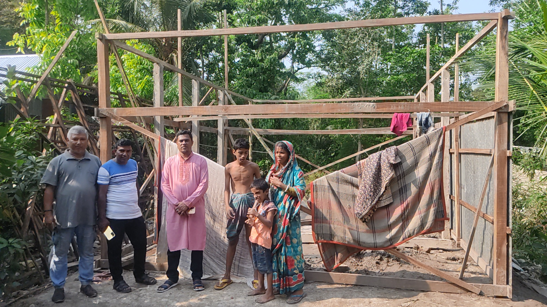 নিরীহ রুহিদাসের জরাজীর্ণ ঘর পরিদর্শন করলেন ইউপি চেয়ারম্যান